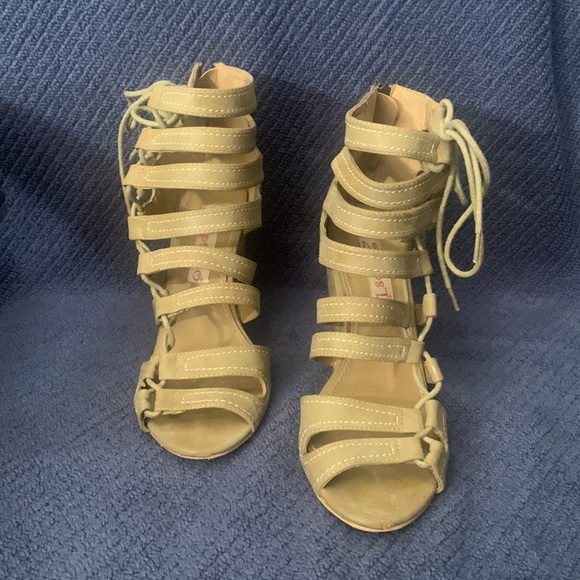 2lipsToo - Picture 3 of 5